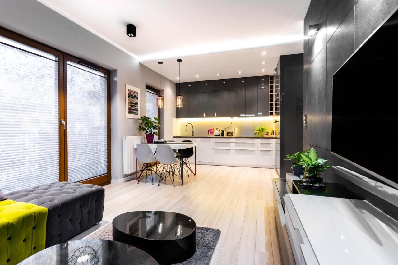 Elegant Business Accommodation With Parking - By Upstairs Cracóvia Exterior foto