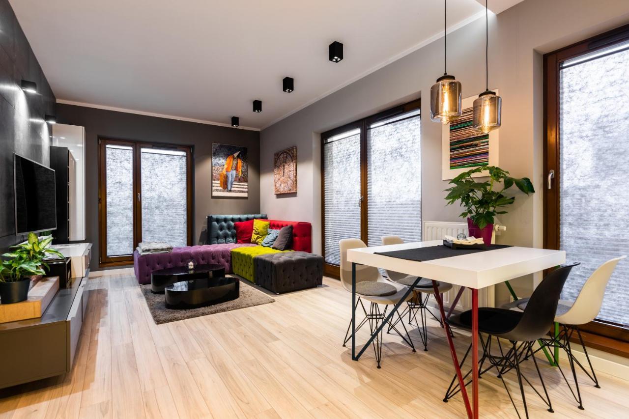 Elegant Business Accommodation With Parking - By Upstairs Cracóvia Exterior foto