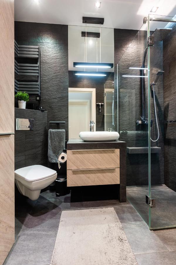 Elegant Business Accommodation With Parking - By Upstairs Cracóvia Exterior foto