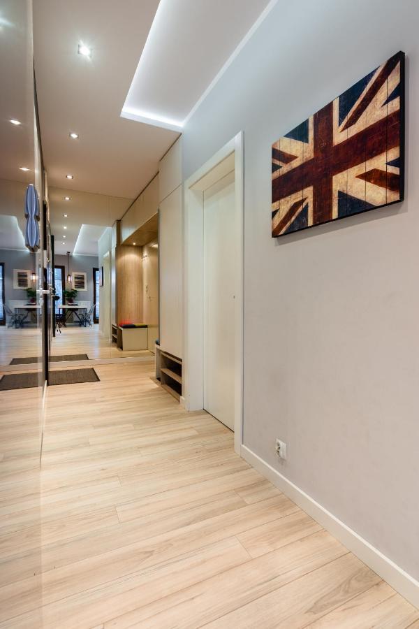 Elegant Business Accommodation With Parking - By Upstairs Cracóvia Exterior foto